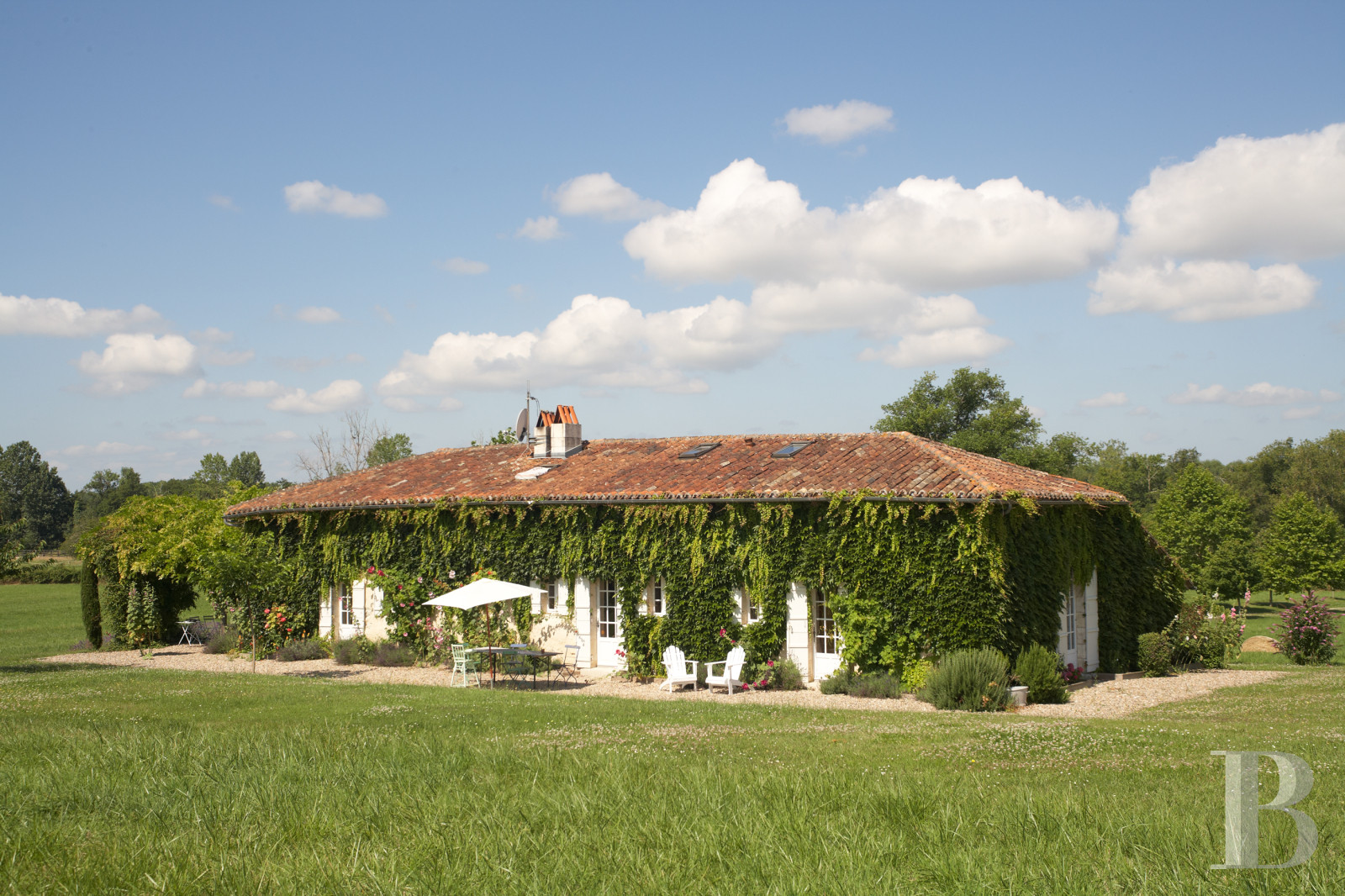 En Dordogne, à l’ouest de Périgueux et en limite de la Charente, une ancienne maison de régisseur du 18e siècle entourée d’un vaste jardin - photo  n°1